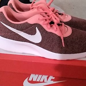 Women  nike Tanjun.